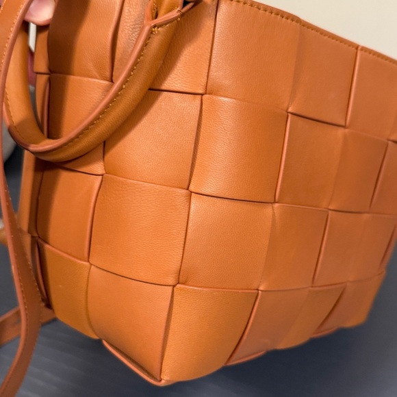 J. McLaughlin Woven Tan Leather Shoulder Bag adjustable strap - Picture 4 of 11